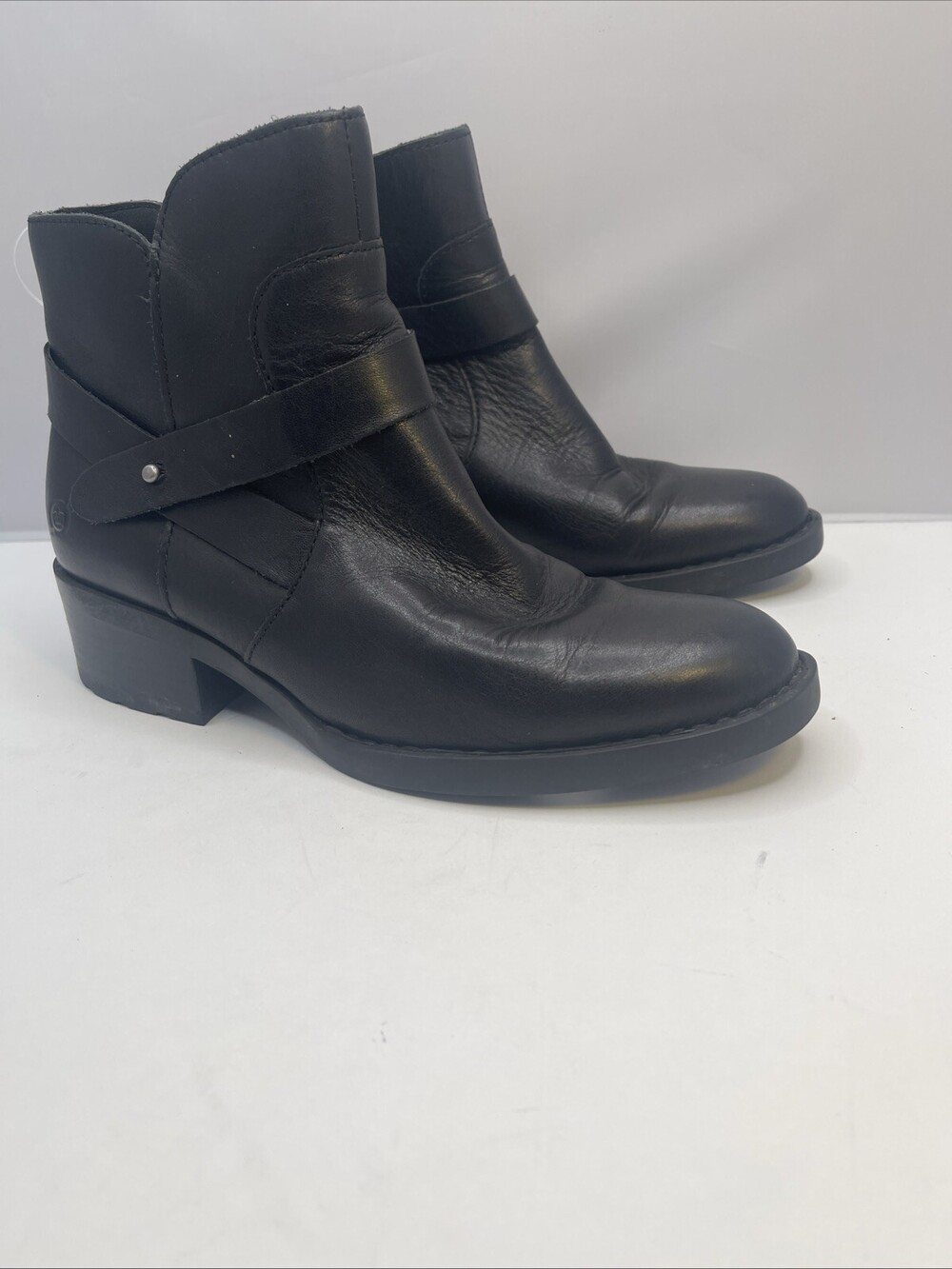 Born Black Women’s Leather Buckle Short Ankle Zip Boots 8M Store Returns